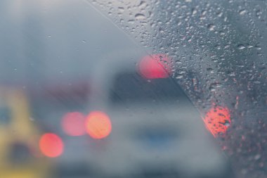 yağmurlu bir gün arka plan üzerinde yoğun trafik 