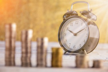 Paralar ile çalar saat ayakta 