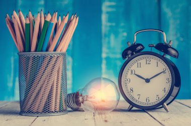 çalışma kavramı çalar saat ampul ve vazo ahşap p