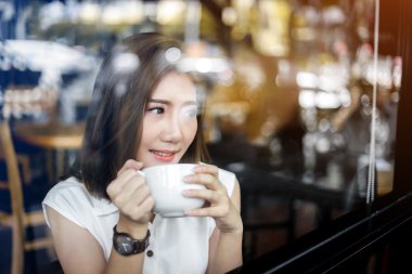 Asya kız beyaz fincan kahve Cafe içme 