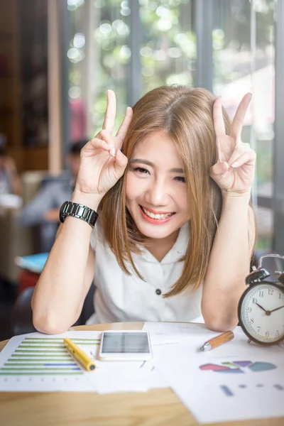 Lindo feliz asiática chica trabajando en coffeeshop —  Fotos de Stock