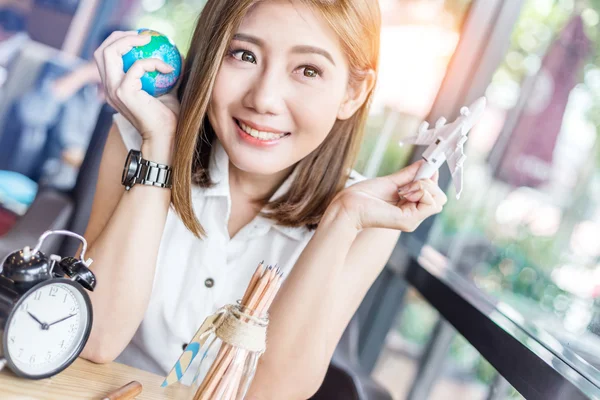 Adolescente chica hold globo y avión juguete en coffeeshop — Foto de Stock