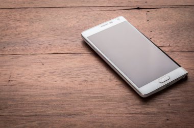 boş ekran ahşap masanın üzerinde yatan ile akıllı telefon