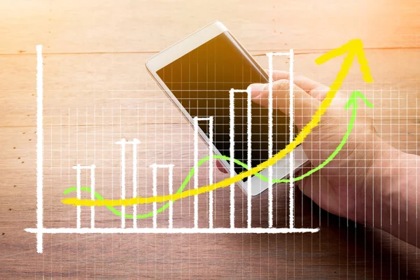 Primer plano de un hombre que utiliza el teléfono inteligente móvilcon el negocio graph.jp — Foto de Stock