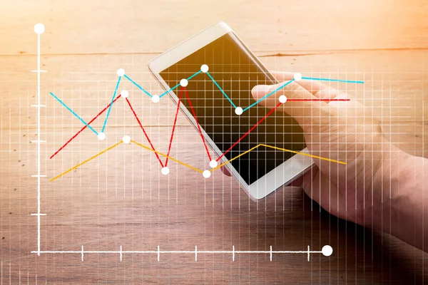 Primer plano de un hombre que utiliza el teléfono inteligente móvilcon el negocio graph.jp — Foto de Stock