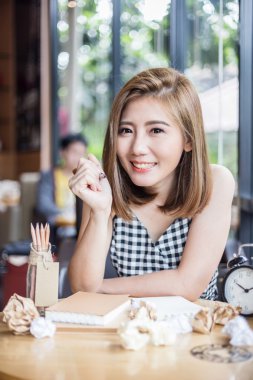 Çalışma ve yazma Asya iş kadınları