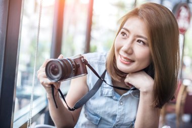 kafede kamera ile gülümseyen kız