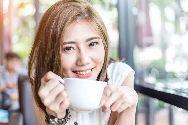 güzel Asyalı kadın kahve içme