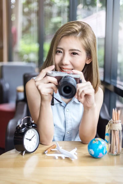 カメラ旅行コンセプトで美しいアジアの女の子 — ストック写真