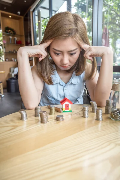 Asya kadın ev modeli ve para şişe ile