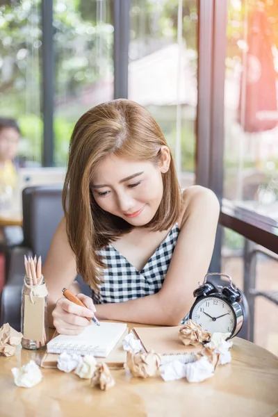 Mujeres de negocios asiáticas trabajando y escribiendo un libro —  Fotos de Stock