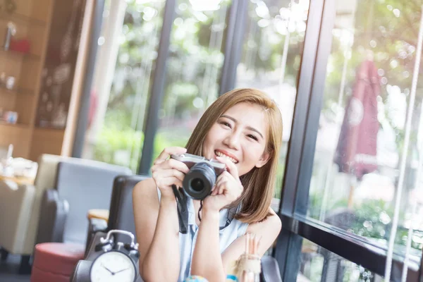 Κορίτσι ομορφιά Ασία με κάμερα στο καφενείο — Φωτογραφία Αρχείου