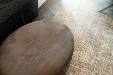 halı arka planında yumuşak rahat tabure ev tasarımı konsepti