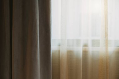 yumuşak kahverengi perde pencere yatak odasının sabah ışığı evin arka planında güzel fikirler konsepti