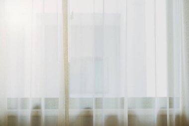 yumuşak kahverengi perde pencere yatak odasının sabah ışığı evin arka planında güzel fikirler konsepti