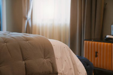 Yatak odasının yakınındaki yumuşak yatak örtüsü ve kürk halısını kapat.