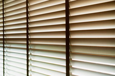 Pencereyi kapat. Güneş ışığı desenli, ahşap kaplama. Ev dekorasyonu kavramı.