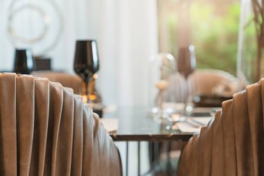 Gümüş kaşık ve kristal gözlüklü iç dekorasyon seti olan lüks sofra takımlarını kapat