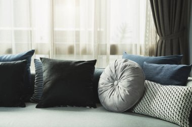 Modern kanepe arka planında yumuşak yastıklar ev tasarımı konsepti