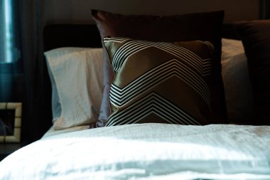 Beyaz bej bej yumuşak yastıkları yatak ve battaniye yatak odası iç tasarım konseptine kapat.