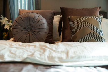 Beyaz bej bej yumuşak yastıkları yatak ve battaniye yatak odası iç tasarım konseptine kapat.