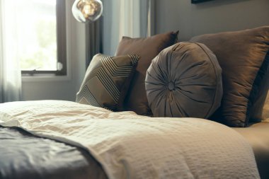 Beyaz bej bej yumuşak yastıkları yatak ve battaniye yatak odası iç tasarım konseptine kapat.