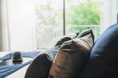 Beyaz bej bej yumuşak yastıkları yatak ve battaniye yatak odası iç tasarım konseptine kapat.