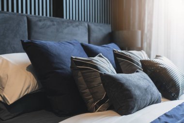 Beyaz bej bej yumuşak yastıkları yatak ve battaniye yatak odası iç tasarım konseptine kapat.