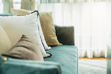 Modern kanepe arka planında yumuşak yastıklar ev tasarımı konsepti