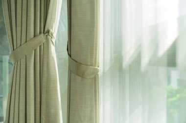 yumuşak kahverengi perde pencere yatak odasının sabah ışığı evin arka planında güzel fikirler konsepti