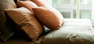 Beyaz bej bej yumuşak yastıkları yatak ve battaniye yatak odası iç tasarım konseptine kapat.