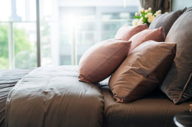 Beyaz bej bej yumuşak yastıkları yatak ve battaniye yatak odası iç tasarım konseptine kapat.