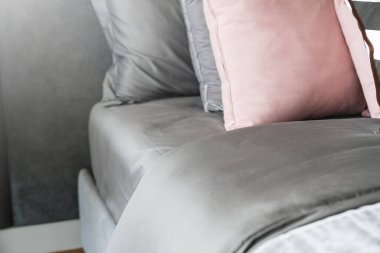 Beyaz bej bej yumuşak yastıkları yatak ve battaniye yatak odası iç tasarım konseptine kapat.