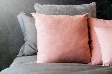 Beyaz bej bej yumuşak yastıkları yatak ve battaniye yatak odası iç tasarım konseptine kapat.