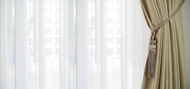 yumuşak kahverengi perde pencere yatak odasının sabah ışığı evin arka planında güzel fikirler konsepti