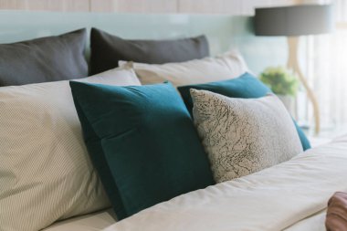 Yatak odasında temiz beyaz yastıkları ve çarşafları olan bir hizmetçi. Yakın plan. iç arkaplan