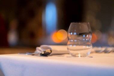 Yemek masası zemininde işaret fişeği ve bokeh arkaplan var.