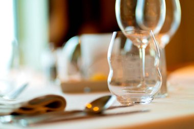 Yemek masası zemininde işaret fişeği ve bokeh arkaplan var.