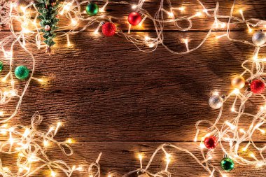 Yılbaşı ve mutlu yeni yıl şenlik arka plan fikirleri kutular dolusu ampul dekorasyonunu sunar eski kırsal ahşap masa üstünde düz konum düzenler