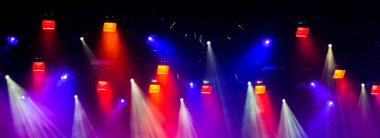 Sahne performansında duman efektli dramatik spot ışığı