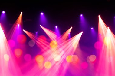 Sahne performansında duman efektli dramatik spot ışığı