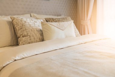 Beyaz bej bej yumuşak yastıkları yatak ve battaniye yatak odası iç tasarım konseptine kapat.