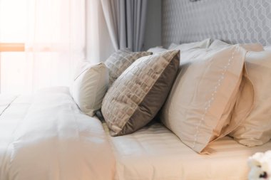 Beyaz bej bej yumuşak yastıkları yatak ve battaniye yatak odası iç tasarım konseptine kapat.