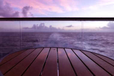 Tahta lanetli güverte yaz tatilinde altın alacakaranlık senseti