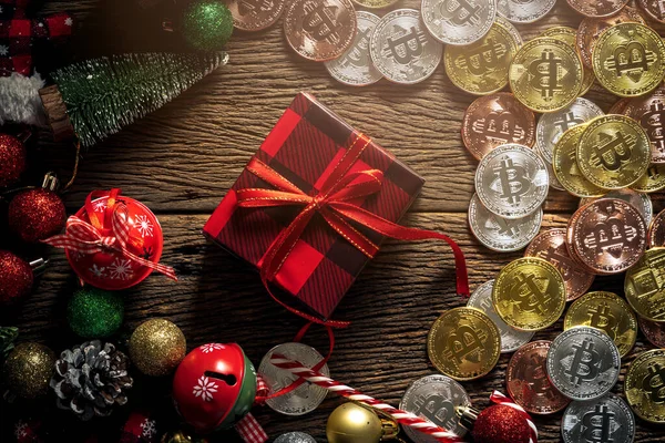 Kripto para birimi finans teknolojisi kavramı Kripto para birimi Bitcoin ahşap masa üzerinde Noel süsleri ile Noel süsleyen online tatil geçmişleri