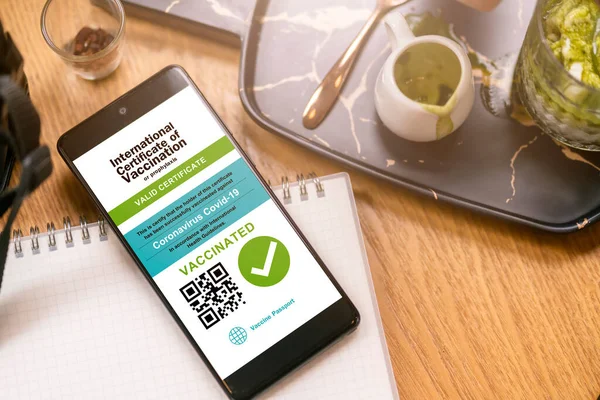 Covid-19 aşı sertifikası ya da gezginler için aşı pasaportu. COVID-19 dokunulmazlık uluslararası seyahat için akıllı telefon mobil uygulamasında e-pasaport.