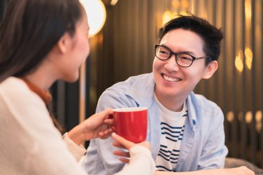 Asyalı evli çift hafta sonu tatilinin tadını çıkarıyorlar.