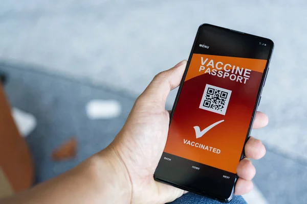 Smartphone Che Visualizza Certificato Vaccinazione Digitale Valido Covid Mano Maschile — Foto Stock