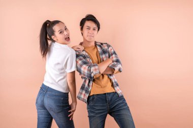Genç ve çekici Asyalı çift eğlence ve enerji dolu fotoşop stüdyoda renk arkaplanını ayır