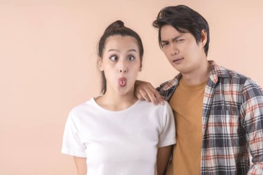 Genç ve çekici Asyalı çift eğlence ve enerji dolu fotoşop stüdyoda renk arkaplanını ayır